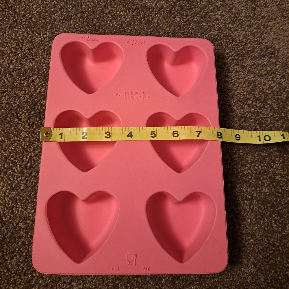 Lékué Pink Heart Shaped Silicone heart baking mold. - Picture 6 of 9